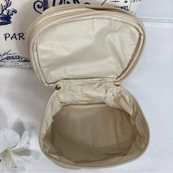 Elizabeth Arden | Makeup Travel Case With Attached mirror - Picture 7 of 9